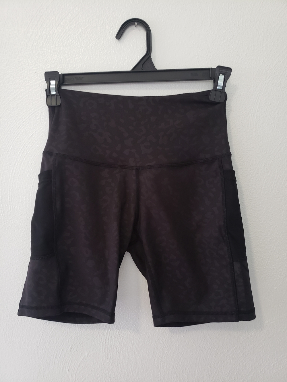High-waist Black Leopard Print Bike Shorts with Side Pockets